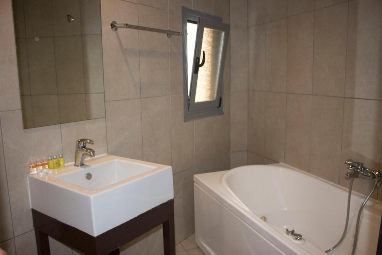 Inoh Hotel Athena Bagian luar foto
