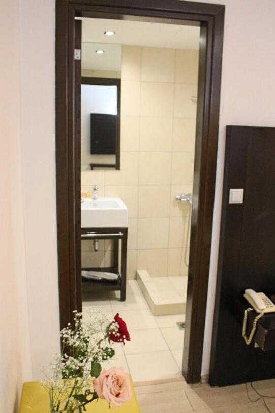 Inoh Hotel Athena Bagian luar foto
